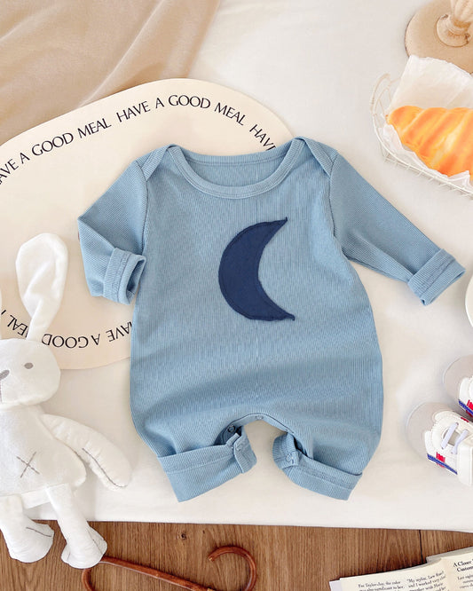 月柄プリントの長袖ベビージャンプスーツ