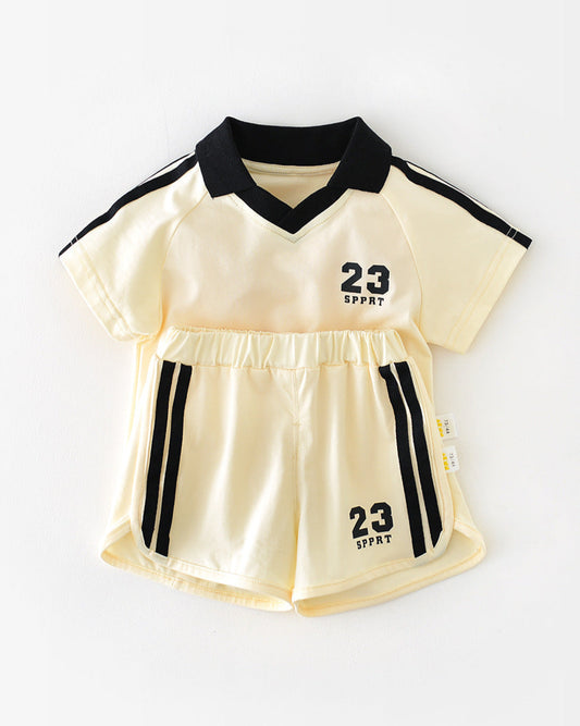 طقم تيشيرت وبنطال رياضي للأطفال بألوان متعددة