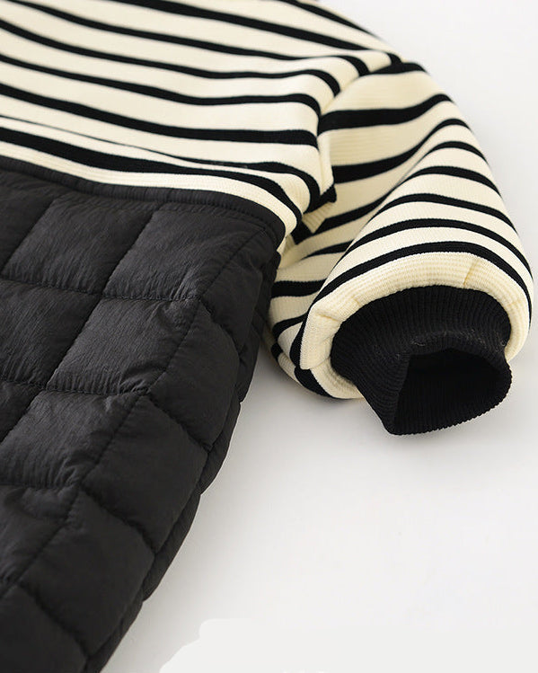 ストライプ柄の子犬柄フリースベビージャンプスーツ