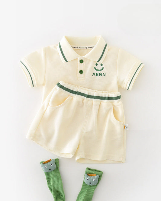 طقم من قطعتين من تيشيرت وبنطال بأكمام قصيرة مطبوع عليه وجه مبتسم