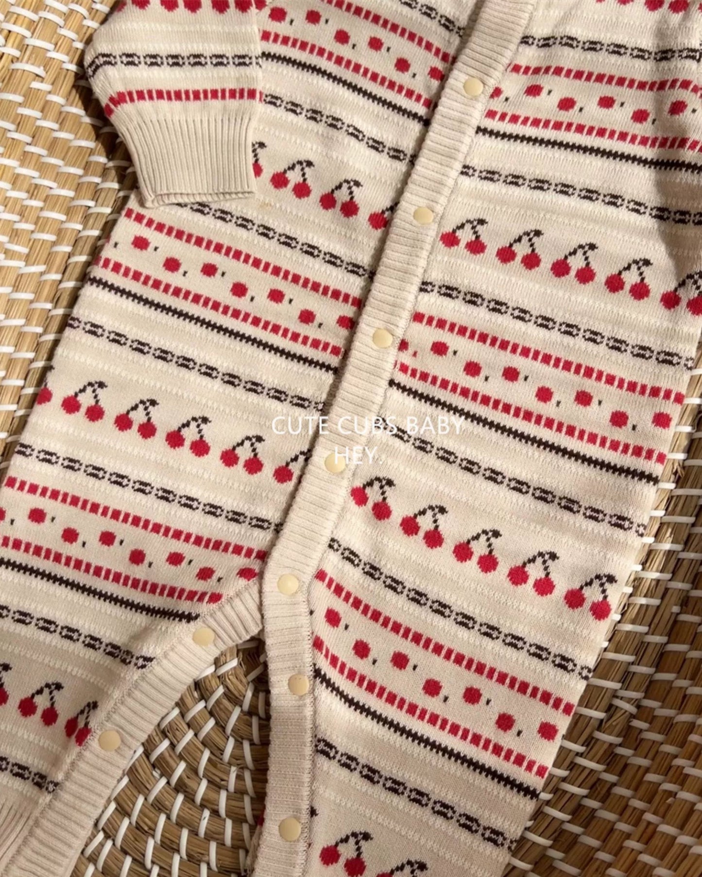 チェリー柄ニットベビージャンプスーツ