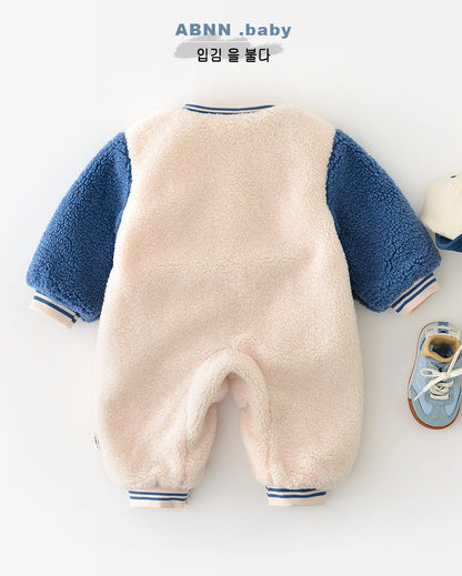 フリース素材の暖かいダック柄ベビージャンプスーツ