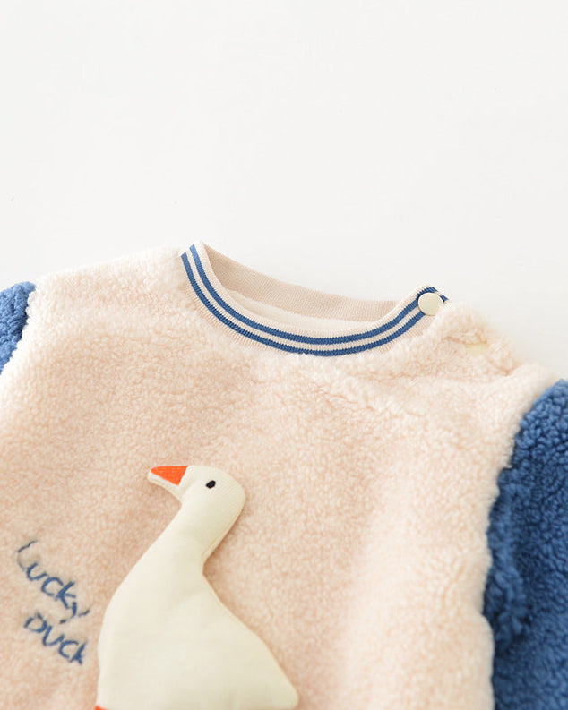 フリース素材の暖かいダック柄ベビージャンプスーツ