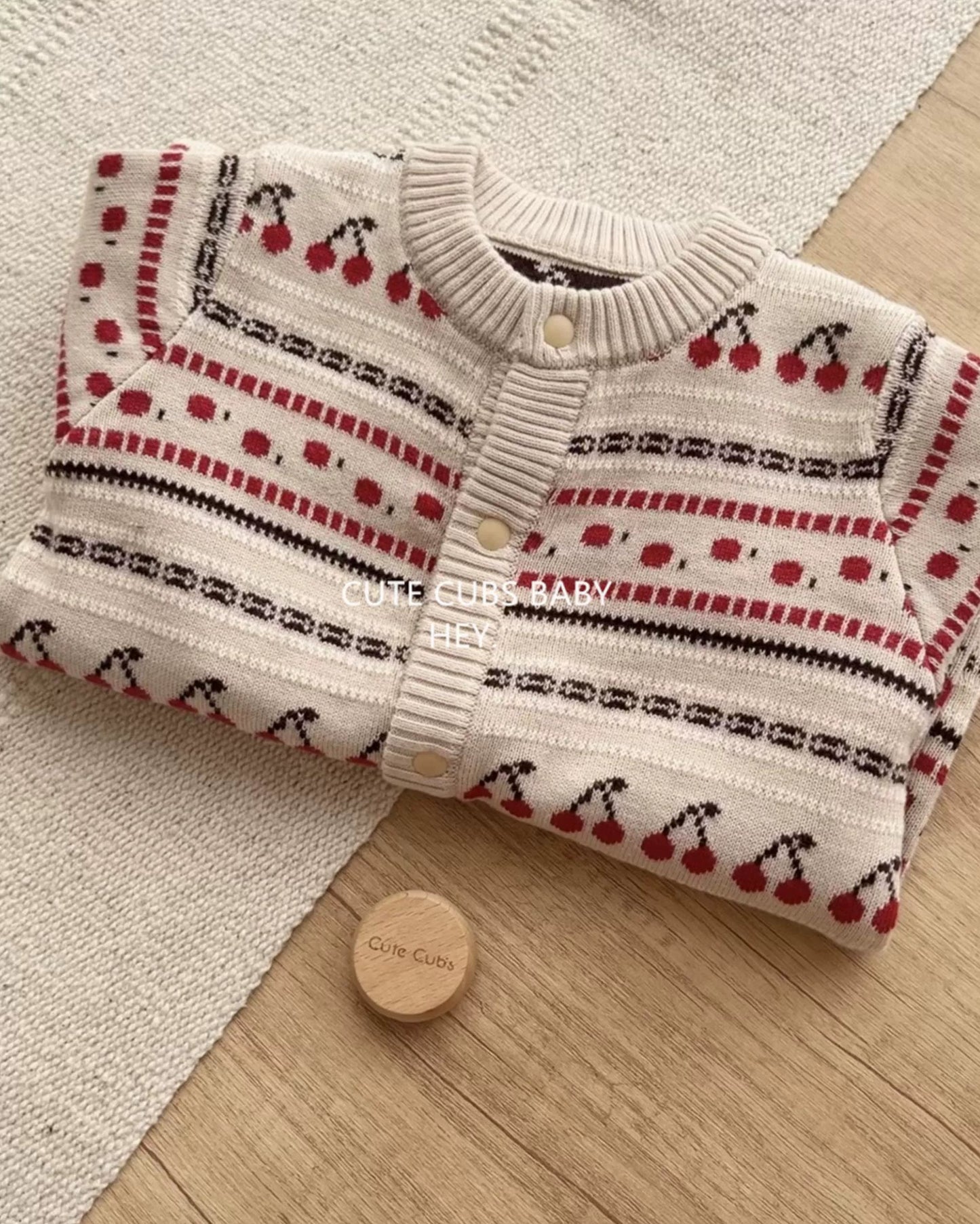 チェリー柄ニットベビージャンプスーツ