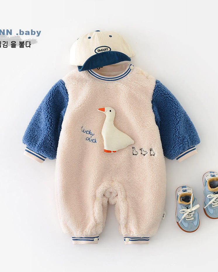 フリース素材の暖かいダック柄ベビージャンプスーツ