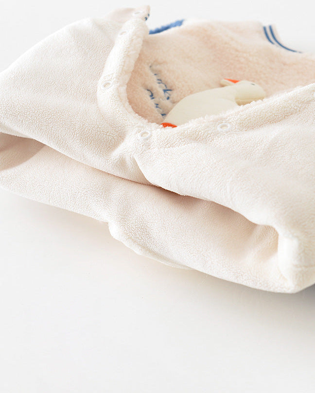 フリース素材の暖かいダック柄ベビージャンプスーツ