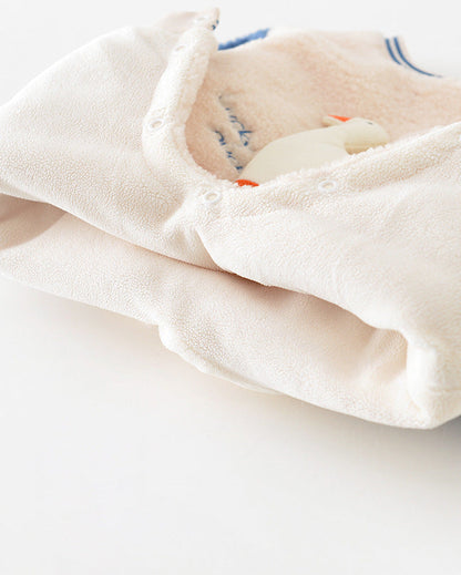 フリース素材の暖かいダック柄ベビージャンプスーツ