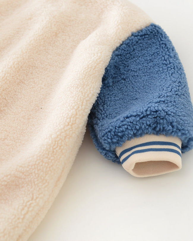 フリース素材の暖かいダック柄ベビージャンプスーツ