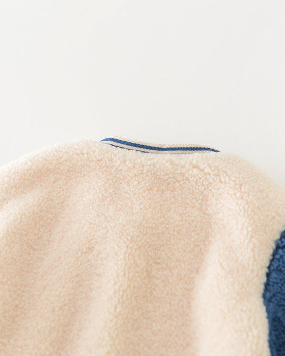 フリース素材の暖かいダック柄ベビージャンプスーツ